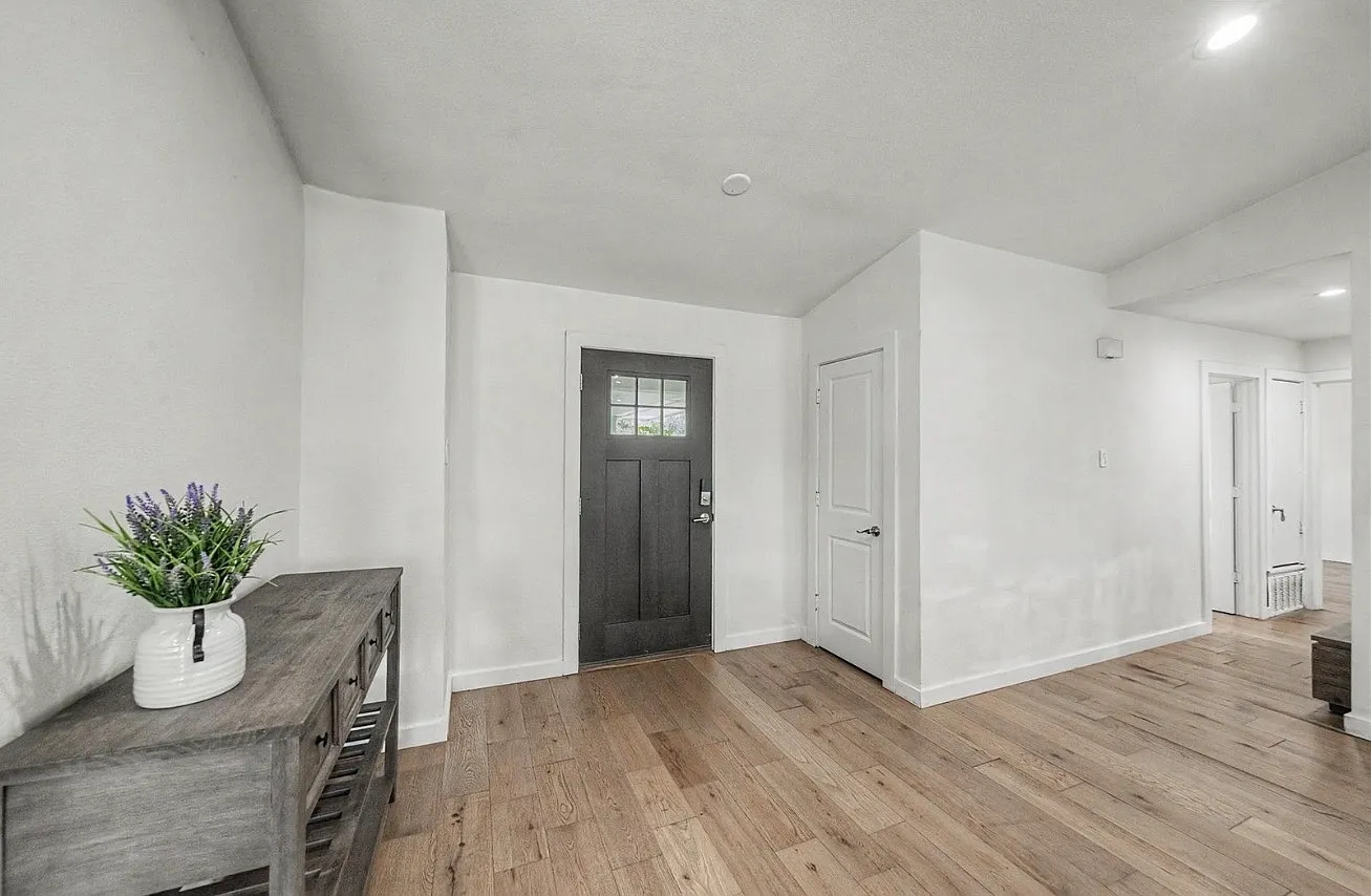 3 bed, 1601 sqft, $2,327 — Photo 2
