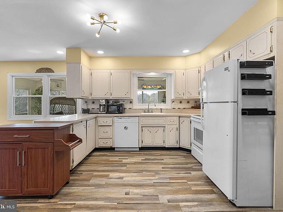 5th image of 278 Valerie Ln
