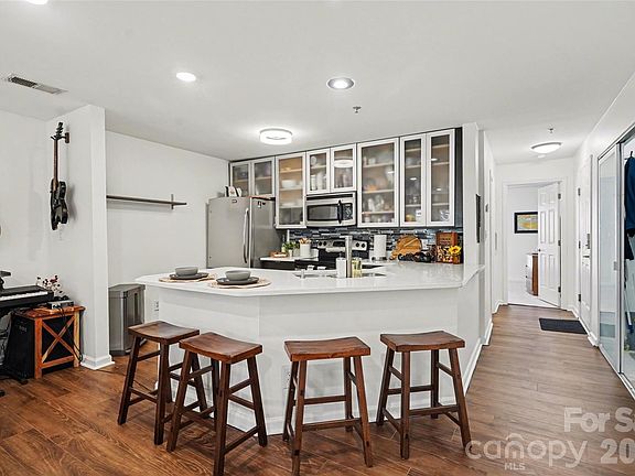 5th image of 509 Graham St #2A