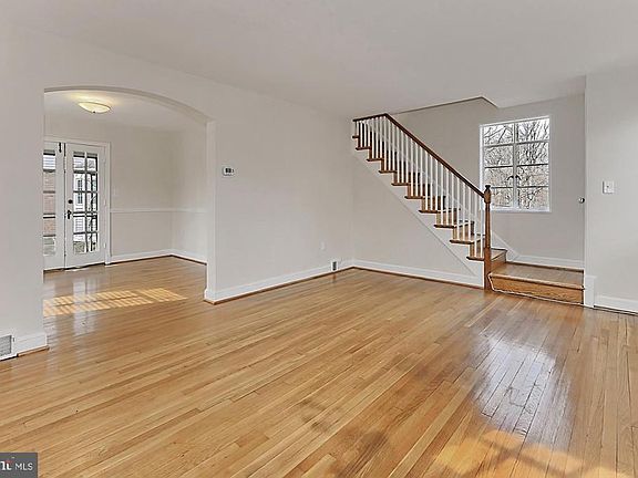4th image of 210 N Columbus St