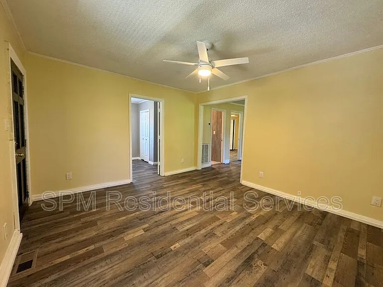 553 Manly Ave — Photo 6
