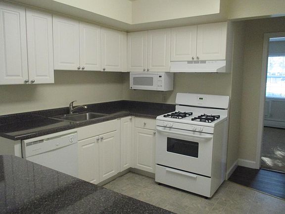 3rd image of 20 Kensington Cir APT D
