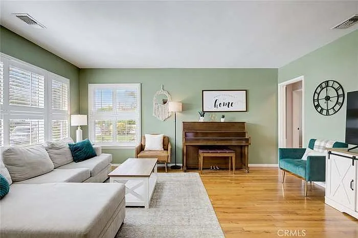 6542 Balcom Ave — Photo 3