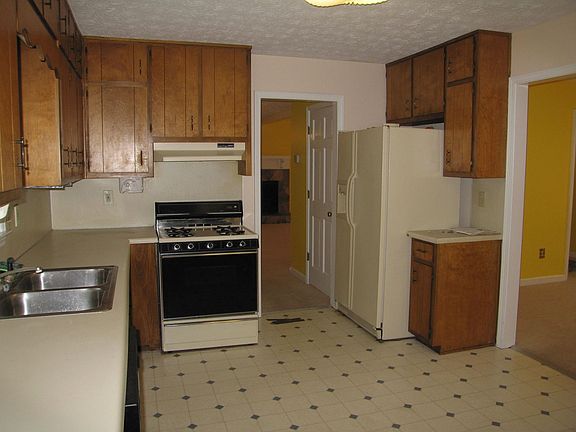 3rd image of 1002 Waterford Park Ct