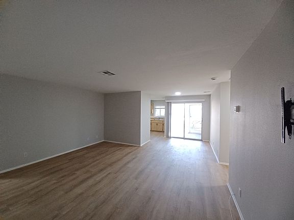 4th image of 937 SE 23rd Pl #4