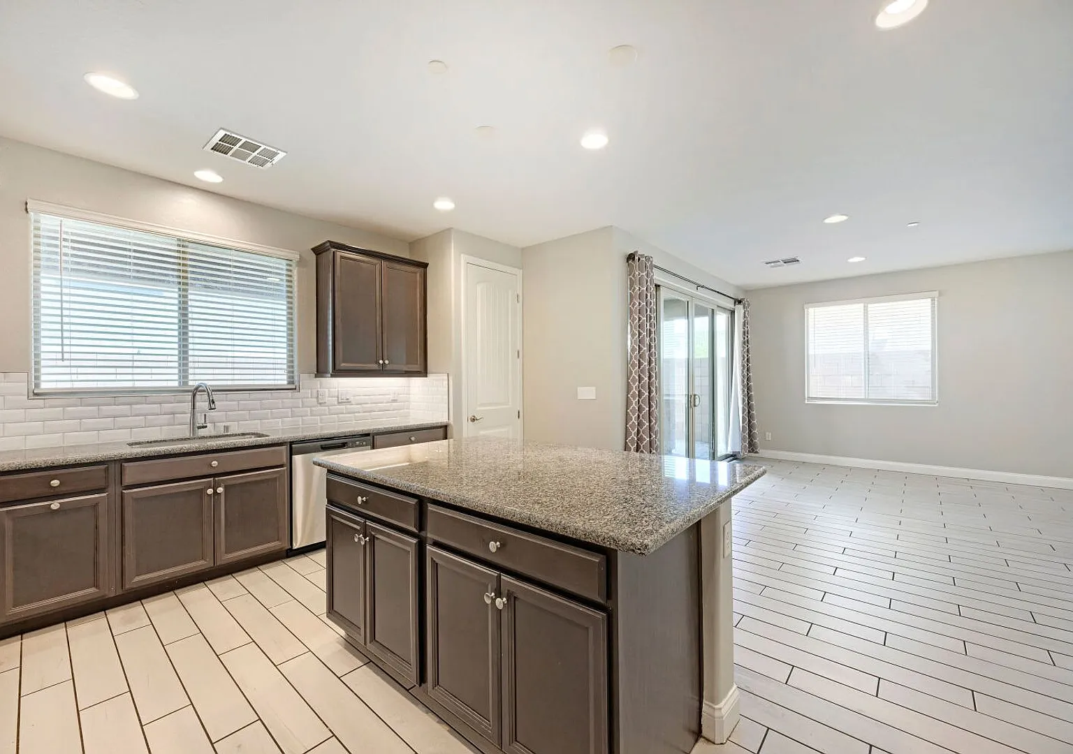 Luxury Cadence Living! Spacious 5-Bedroom Home with Loft & Resort-Style Amenities in Henderson! — Photo 3