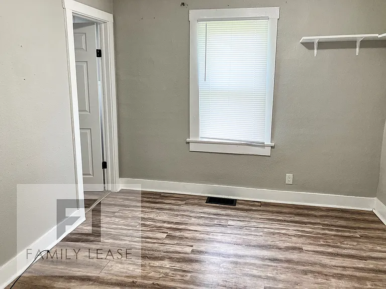 2304 E Prairie St — Photo 6