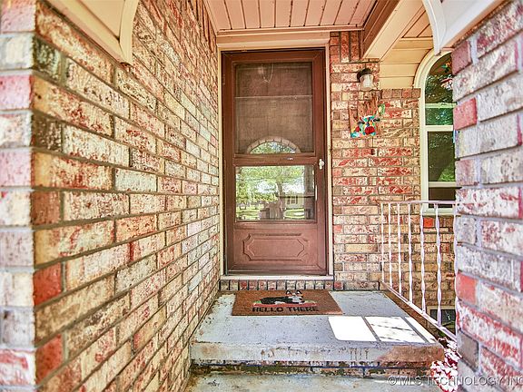 4th image of 210 N Wyandotte St