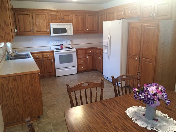 3rd image of 704 SW Hillside Ct