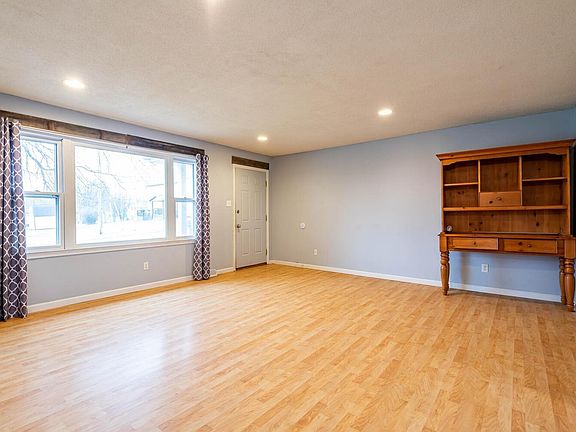 5th image of 107 N Roundtree Ct