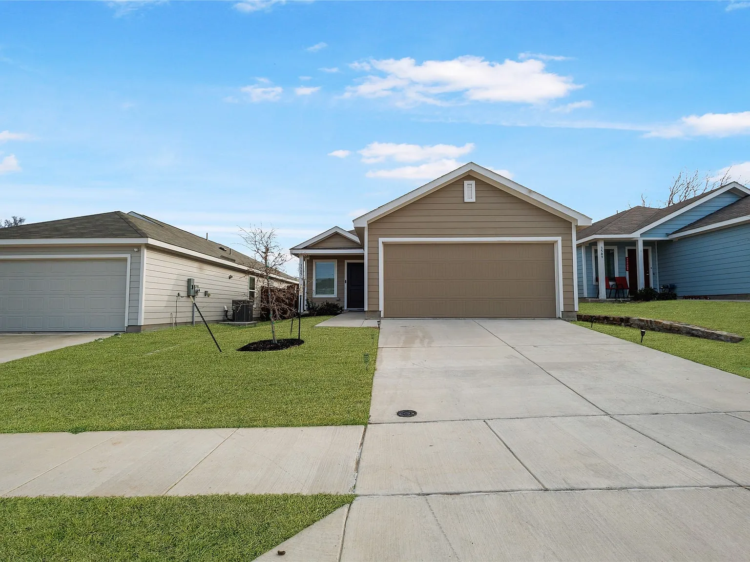 3 bed, 2.0 bath, 1266 sqft, $2,670 — Photo 2