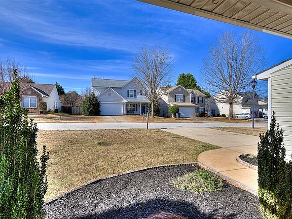 3rd image of 204 Sawyer Dr