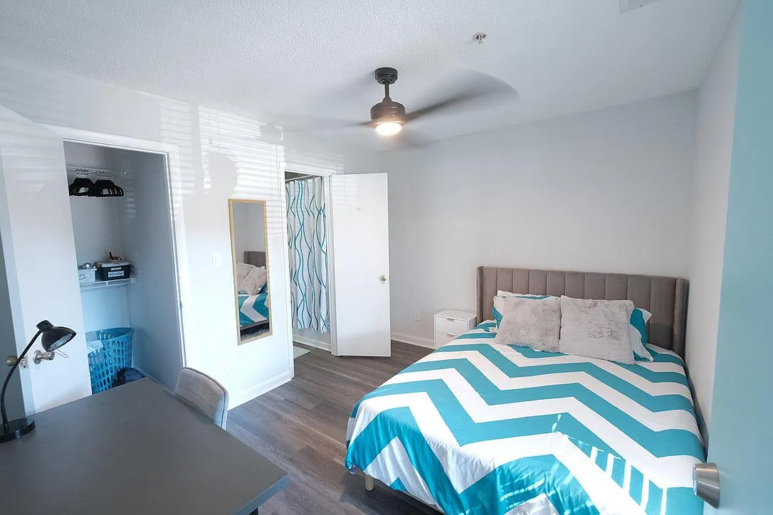4 bed, 4.0 bath, 1400 sqft, $1,590 — Photo 3