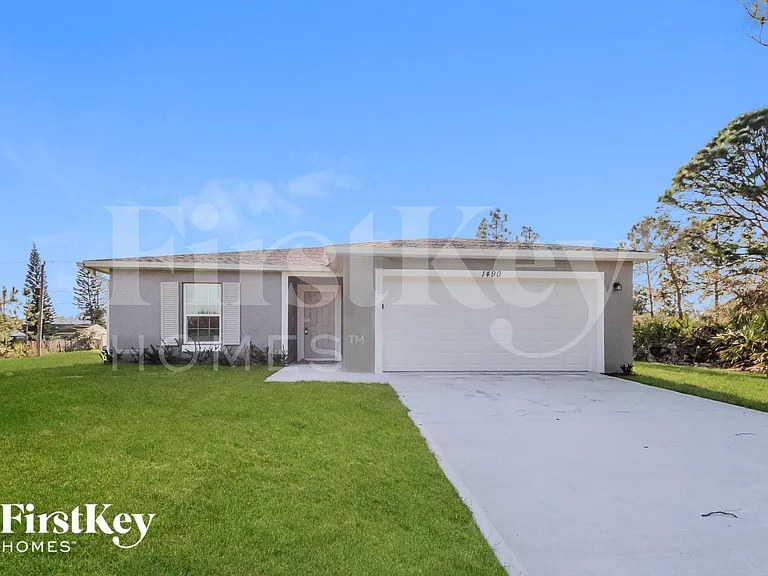 1490 Paramount Ave SE — Photo 1