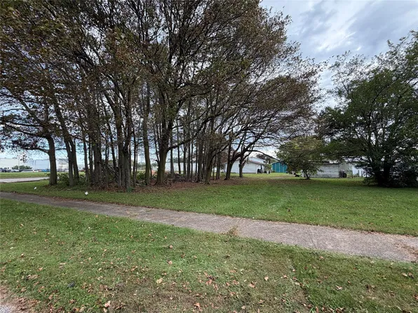 Crestwood Ln, North East, PA 16428