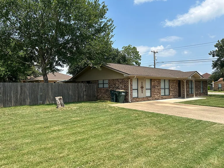 1583 E Industry St — Photo 3
