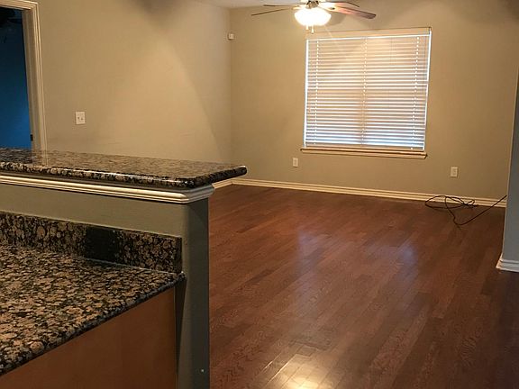 3rd image of 869 Oakwood Ln