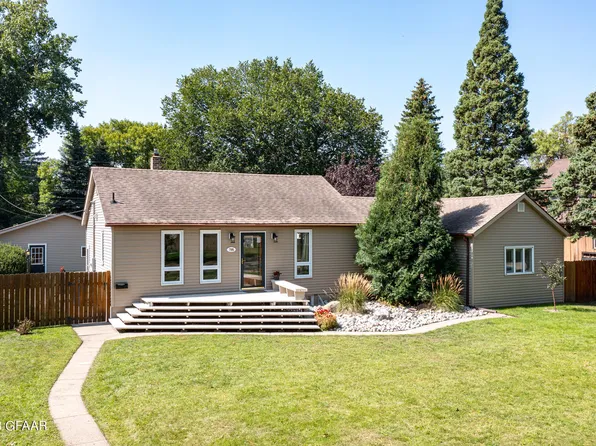 705 N 25th St, Grand Forks, ND 58203