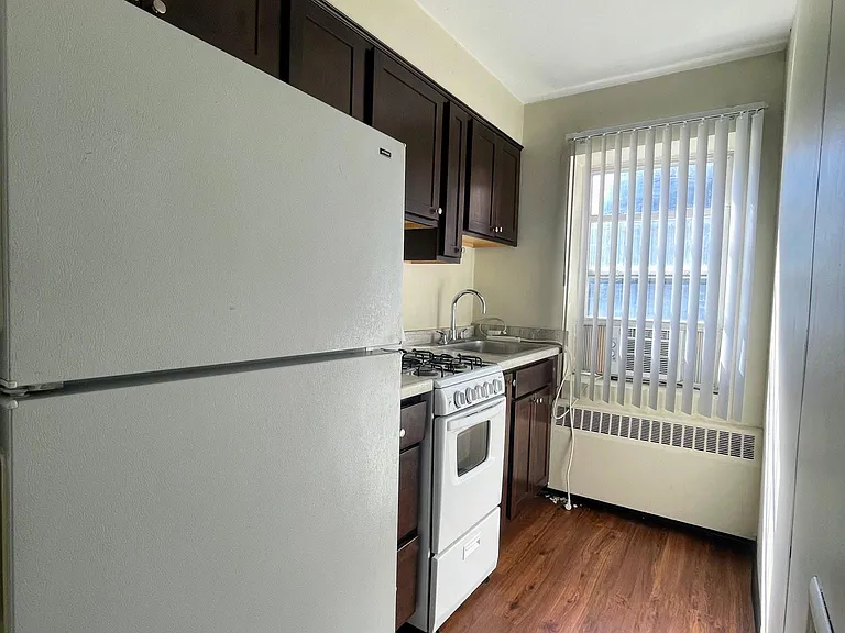427 4th St SE #105 — Photo 3