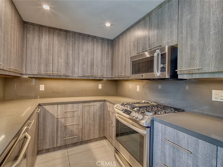 20516 Clark St — Photo 6