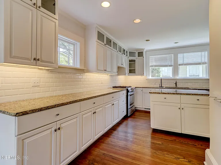 3684 Pine St — Photo 16