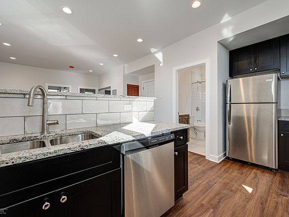 5th image of 3135 W Montrose Ave #3137-2