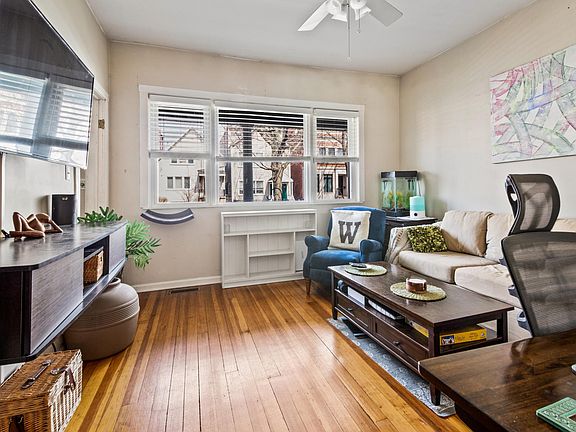 2nd image of 1331 W Melrose St #1