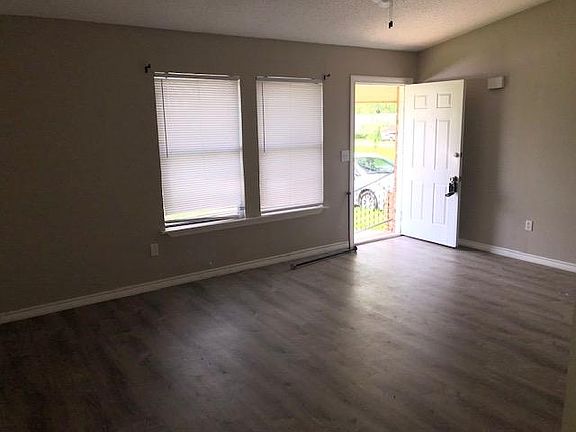 2nd image of 901 Meadowlark Cir