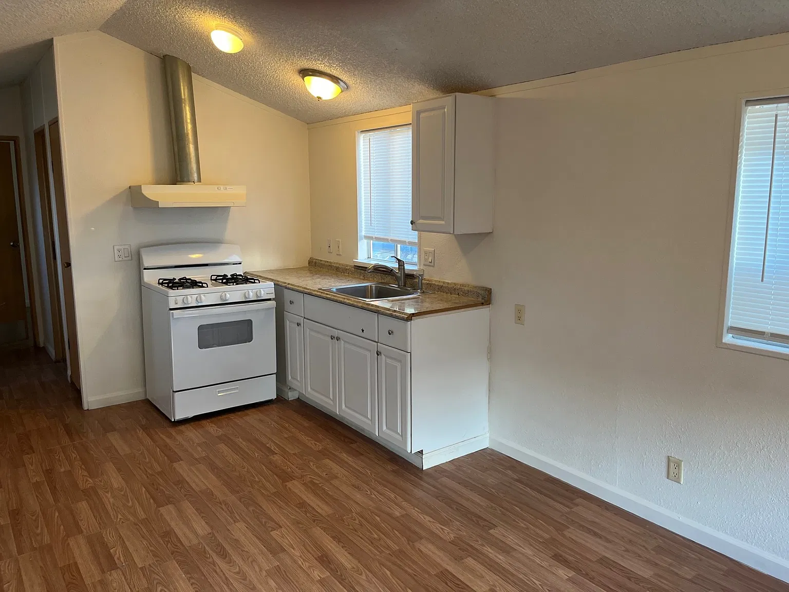 1 bed, 400 sqft, $1,200 — Photo 4
