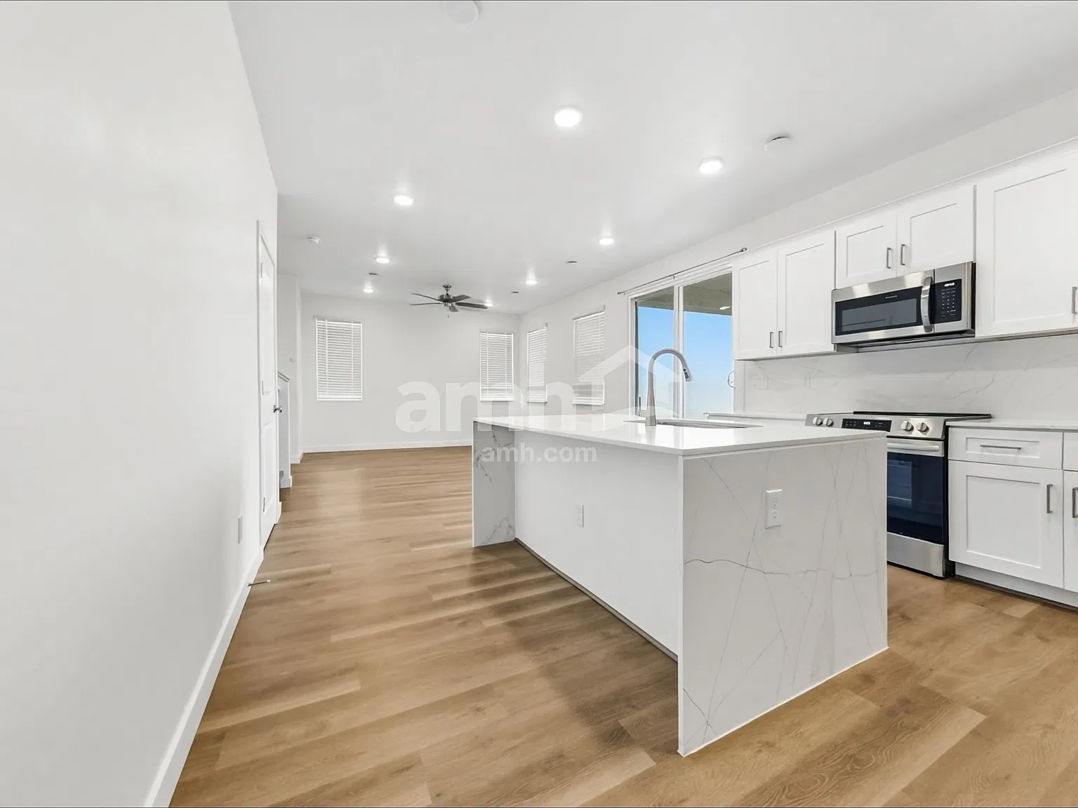 3 bed, 2.5 bath, 1718 sqft, $1,925 — Photo 4