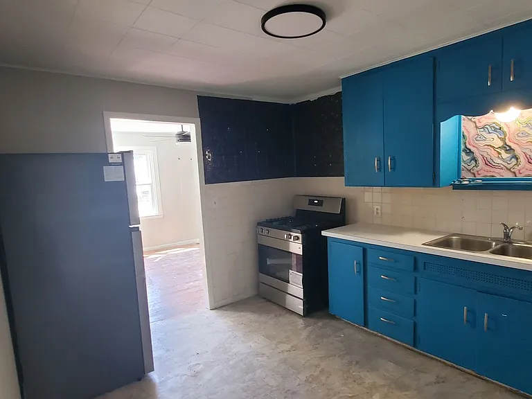1515 E McGee St — Photo 2