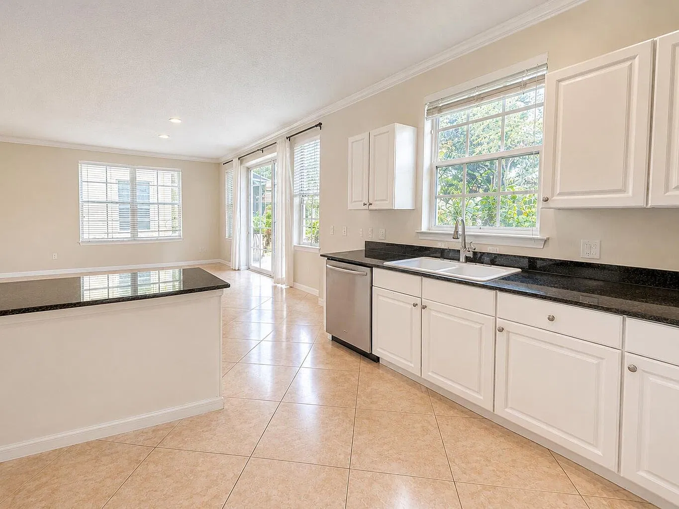 3 bed, 3.0 bath, 1951 sqft, $5,000 — Photo 2