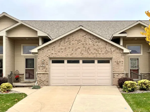 1255 Prairie Falcon Trl, Green Bay, WI 54313