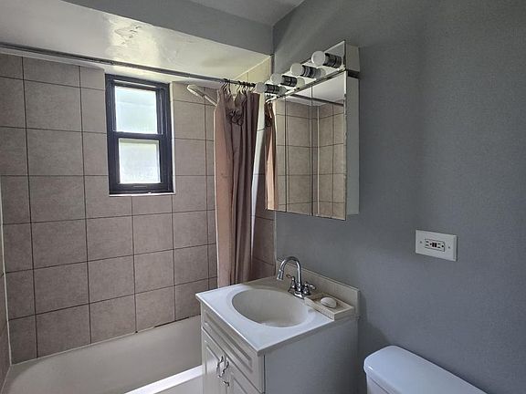 5th image of 7328 N Ridge Blvd APT 1W