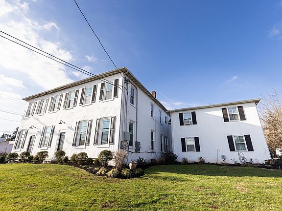 2nd image of 203 Gravel Pike APT C