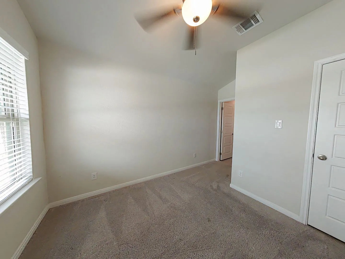 Spacious 4/3 with Mother-in-law suite — Photo 4