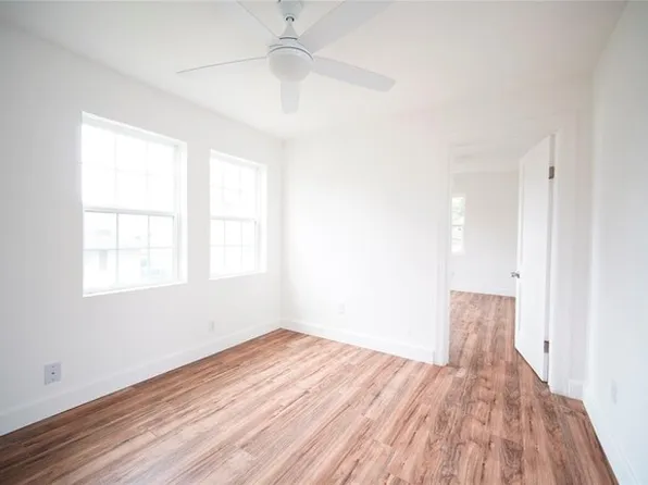 908 Eleanor St #B, Houston, TX 77009