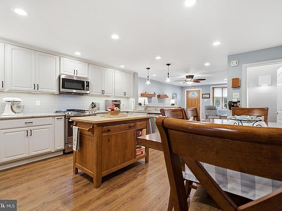 3rd image of 1084 Cedarwood Rd