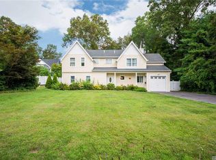 8 Briarfield Ln, Huntington, NY 11743