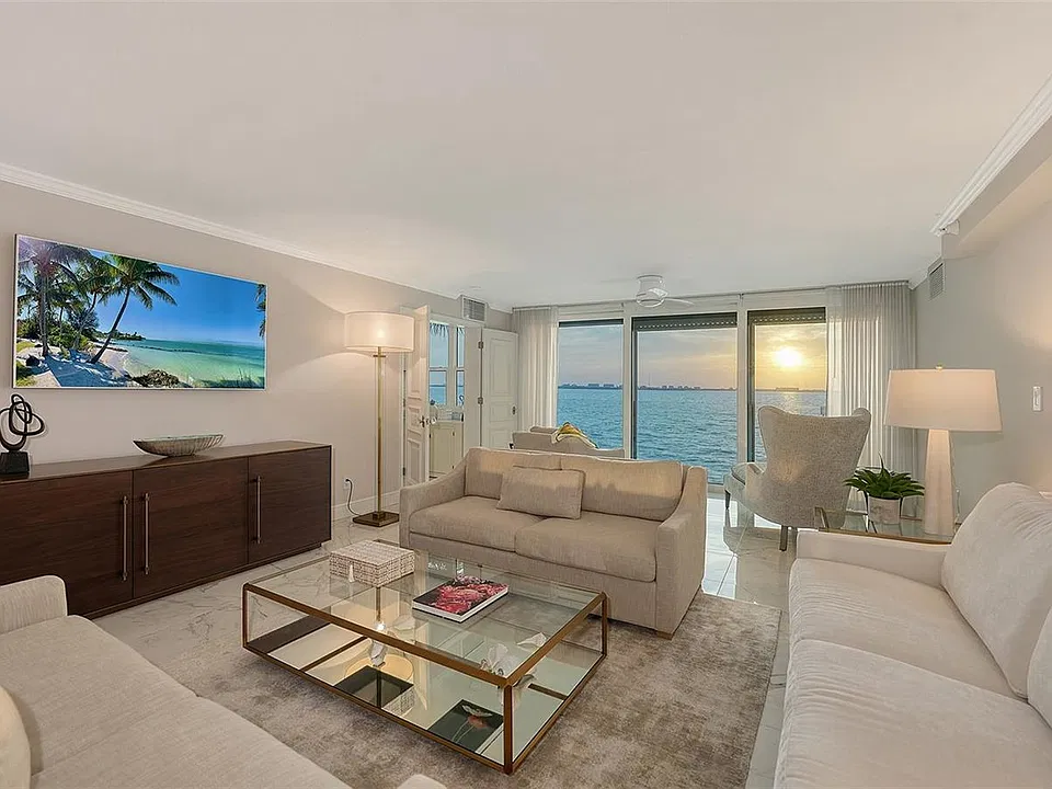 99 Sunset Dr #102