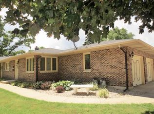 129 S McHenry Ave, Crystal Lake, IL 60014