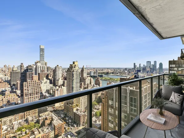 100 United Nations Plaza image 7 of 15