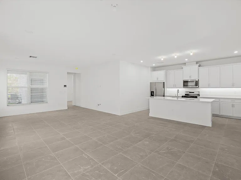 890 SW Newfield Pkwy — Photo 10