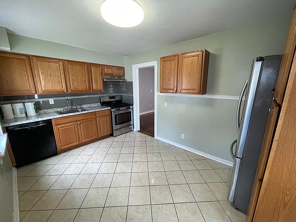 5th image of 63 Underhill Ave