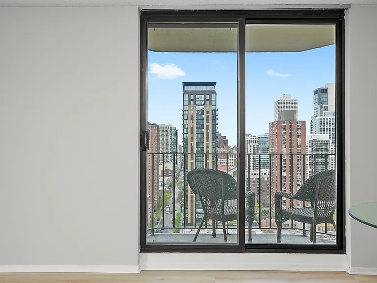 70 W Huron St #21B — Photo 8