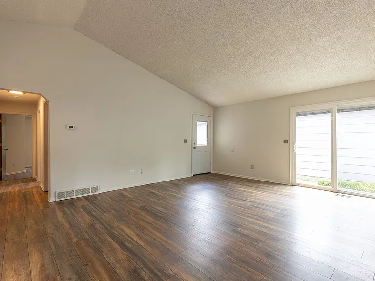 1610 Ervine Ave — Photo 5