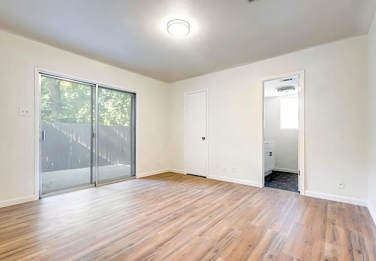 524 N Woods St — Photo 14