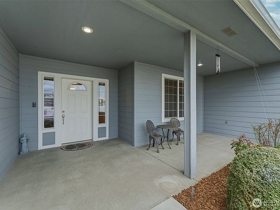 3rd image of 803 SE Vintage Way
