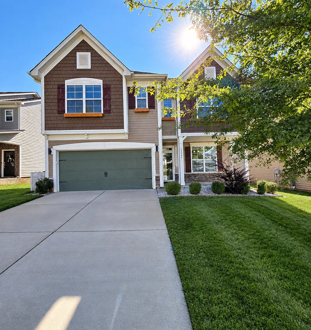 3 bed, 2.5 bath, 2400 sqft, $3,200 — Photo 1