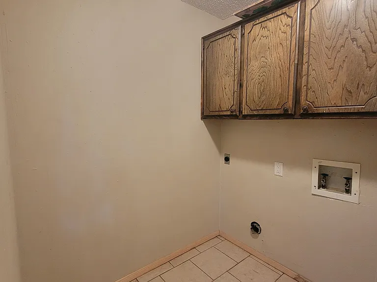 102 NE English St — Photo 9
